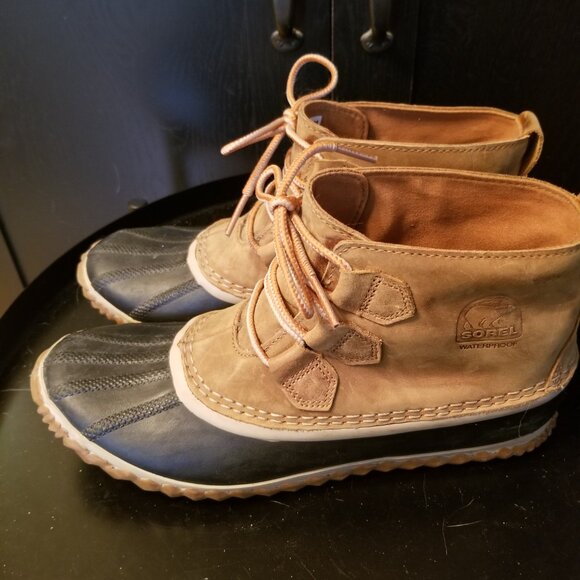 Sorel waterproof boots. Navy rubber and beige leather. Size 9W. - Picture 5 of 9